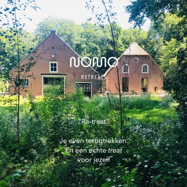 De komende tijd nemen we je mee in onze retreats.
Wat kun je verwachten en waarom maken we bepaalde keuzes?

Vandaag: de locatie! 🌿 

Een fijne plek is de basis van een retreat.
We zoeken altijd mooie locaties middenin de natuur. Frisse lucht, groen om je heen en weinig prikkels. Met goede faciliteiten; een lekker bed, ruime yogazaal, knusse hoekjes om je terug te trekken met een boek en voor deze zomereditie natuurlijk een heerlijke tuin. 

We verblijven in juli op @dehoorneboeg, een prachtige buitenplaats aan de rand van de Hilversumse Hei. Een landgoed van 13 hectare met een eigen bos, kronkelende paden en een magische heuvel in het midden.

We slapen in twee monumentale boerderijen die van binnen sfeervol zijn gerenoveerd met natuurlijke materialen. Er is ook een sauna waar je gebruik van kunt maken (want je weet het maar nooit met het Nederlandse weer ;)

Een plek die uitnodigt om te vertragen en naar buiten te gaan.

In de volgende post nemen we je mee in het eten tijdens het retreat 👩🏻‍🍳 Wat ons betreft zeker zo belangrijk!