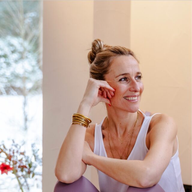 YOGA heeft een liefdevolle plek binnen onze retreats, net als in mijn eigen leven.

Tijdens mijn proces van realisatie en tegelijkertijd acceptatie van het feit dat ik (Rosan) in dit leven geen kinderen zou krijgen, zo’n 10 jaar geleden, heeft yoga een grote rol gespeeld. Ik was elke dag op de mat te vinden: thuis met “Yoga with Adriene” op YouTube, én bij @denieuweyogaschool in de Jordaan.

Tijdens een yoga practice (beoefening, dus geen wedstrijd) word je uitgenodigd om je aandacht steeds weer terug te brengen naar je ademhaling, je balans en de flow van de les. Door je te richten op wat er nú is, ontstaat er simpelweg geen ruimte voor piekeren of angstgedachten. Tijdens de les ben je even helemaal vrij.

Yoga vraagt zowel kracht als zachtheid en weerspiegelt daarmee het “echte” leven. Het gevoel na een yogales vond (en vind) ik nog steeds zo bijzonder: het geeft me rust en maakt me sterker van binnenuit. Ik verlangde naar meer van dat gevoel en ben me daarom gaan verdiepen in de filosofie van yoga.
Uiteindelijk volgde ik een 200-uurs Vinyasa teacher training, liep ik een jaar stage bij een van mijn teachers en verdiepte ik me verder met meerdere 50-uurs trainingen, gevolgd door nog een 200-uurs Yin yoga opleiding.

Ik vond het fantastisch om op de teachersmat te staan en studenten mee te nemen in een flow door hun eigen lichaam, mindful, aanwezig bij alles wat er is. We zoeken grenzen op, voelen en balanceren op het randje tussen comfort en discomfort. Altijd zonder jezelf geweld aan te doen, maar juist door bewuste, liefdevolle actie te nemen.

Binnen het retreat is yoga geen los onderdeel, maar een zachte bedding die alles met elkaar verbindt. Het helpt je om uit je hoofd en in je lichaam te zakken, iets wat in het dagelijks leven vaak naar de achtergrond verdwijnt. Door bewust te bewegen en te ademen, kalmeert je zenuwstelsel, ontstaat er meer ruimte in je lichaam en kom je dichter bij jezelf.

(1/2 lees verder in the comments)